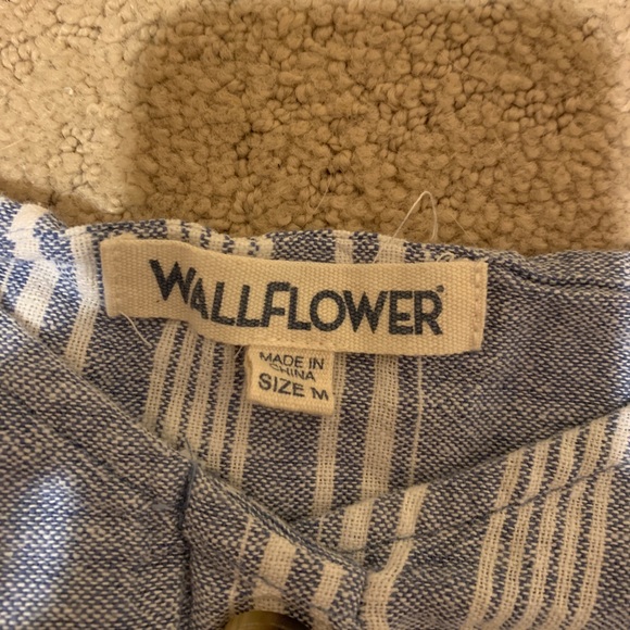 Blue & white pin stripped puffy sleeve crop top size medium wallflower - Picture 4 of 4